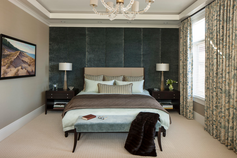 На фото: спальня в стиле неоклассика (современная классика) с синими стенами и ковровым покрытием с