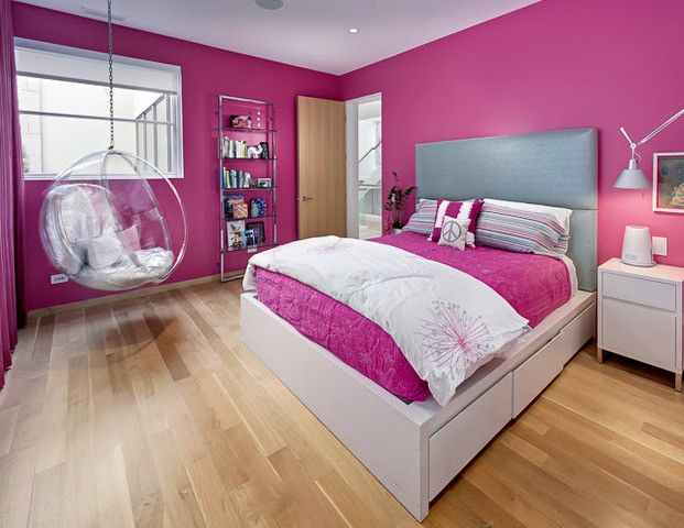 На фото: спальня среднего размера в современном стиле с розовыми стенами и светлым паркетным полом с