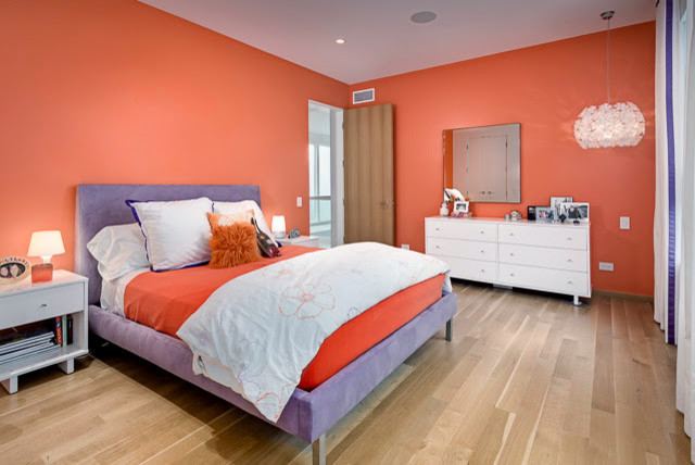 Idee per una camera da letto minimal di medie dimensioni con pareti arancioni e parquet chiaro
