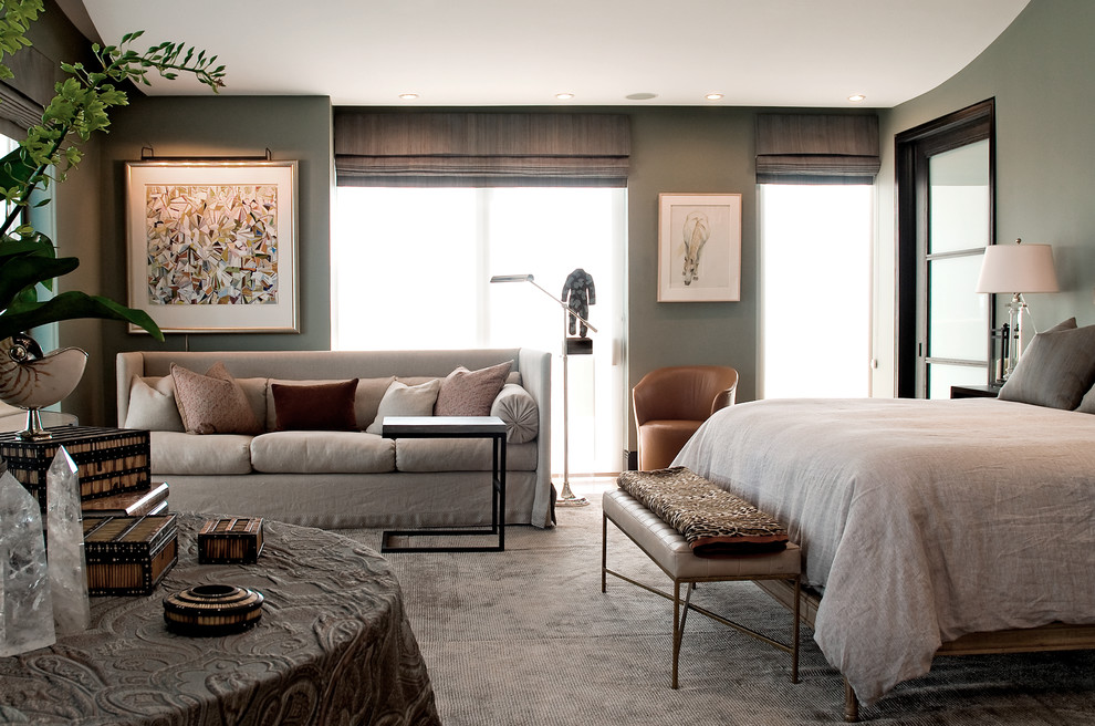 Klassisches Hauptschlafzimmer mit grüner Wandfarbe und hellem Holzboden in Sonstige