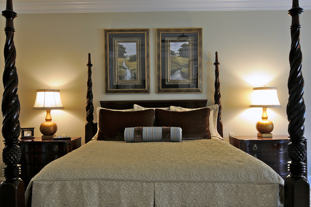 Foto de dormitorio principal tradicional de tamaño medio con paredes beige y moqueta