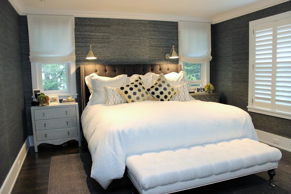 Источник вдохновения для домашнего уюта: большая хозяйская спальня в стиле неоклассика (современная классика) с серыми стенами и светлым паркетным полом