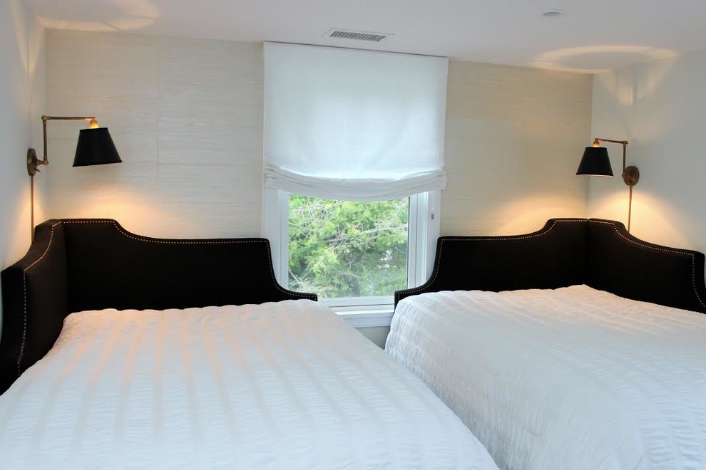 На фото: большая гостевая спальня (комната для гостей) в стиле неоклассика (современная классика) с бежевыми стенами и темным паркетным полом с