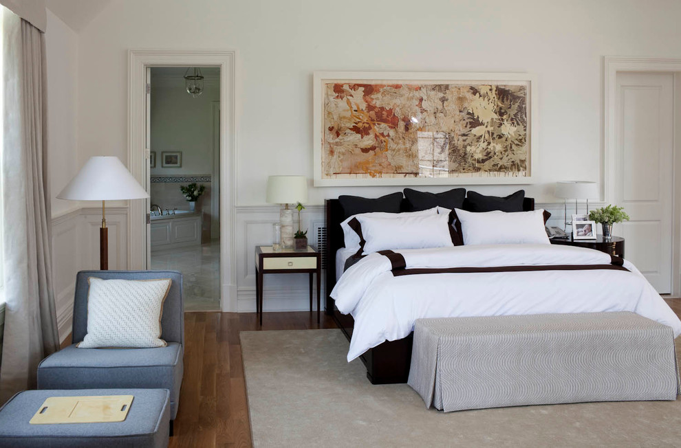 На фото: хозяйская спальня в классическом стиле с белыми стенами и паркетным полом среднего тона
