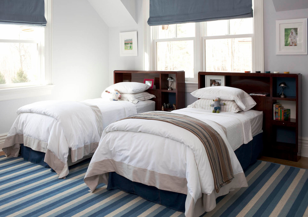 Imagen de dormitorio tradicional con paredes blancas y suelo de madera en tonos medios