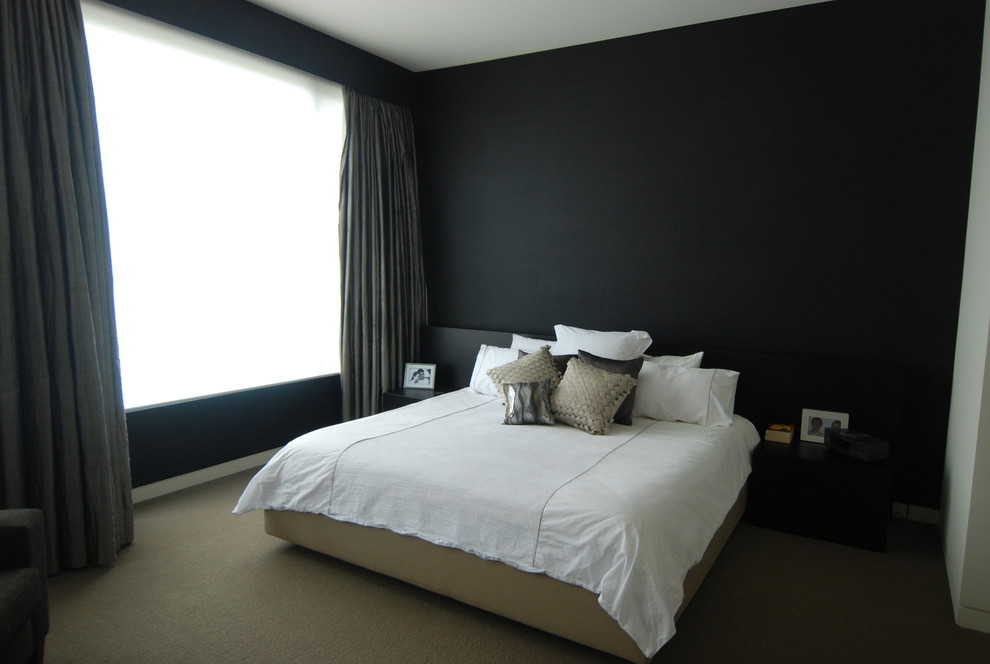 Источник вдохновения для домашнего уюта: хозяйская спальня среднего размера в современном стиле с черными стенами, ковровым покрытием и бежевым полом без камина