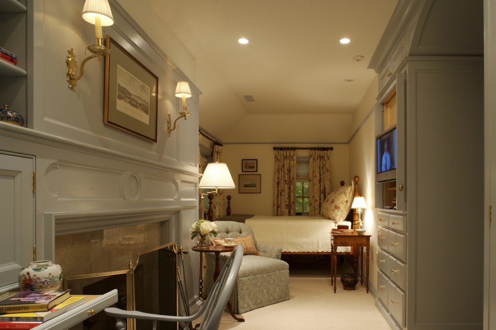 Стильный дизайн: гостевая спальня (комната для гостей), среднего размера в классическом стиле с бежевыми стенами, ковровым покрытием, стандартным камином, бежевым полом и фасадом камина из дерева - последний тренд