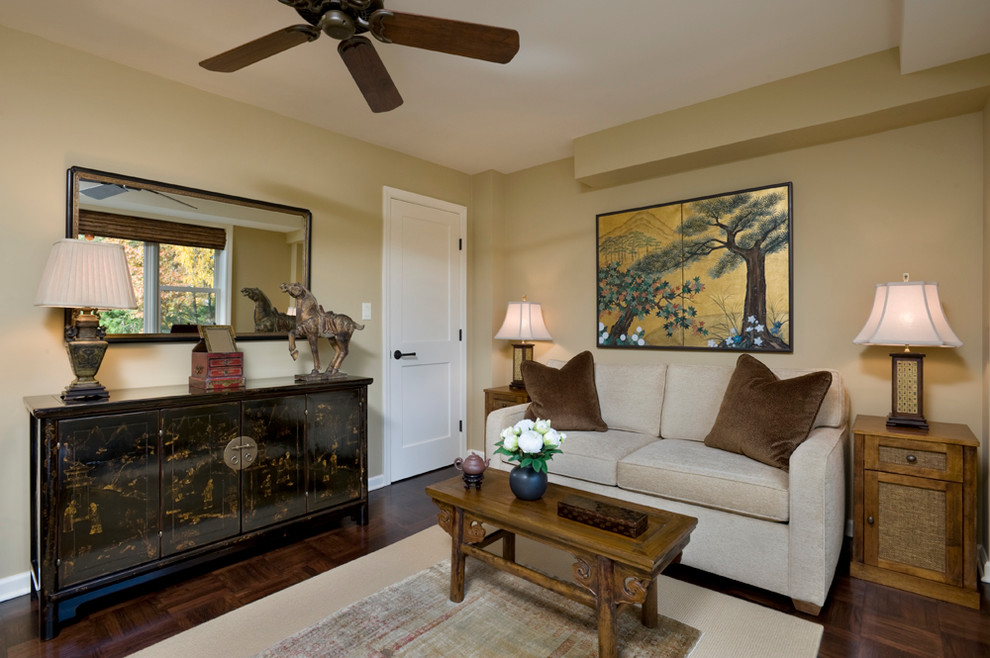 Diseño de habitación de invitados asiática de tamaño medio con paredes beige y suelo de madera oscura