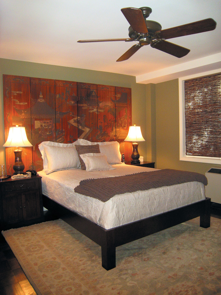 Пример оригинального дизайна: хозяйская спальня среднего размера в восточном стиле с зелеными стенами и темным паркетным полом