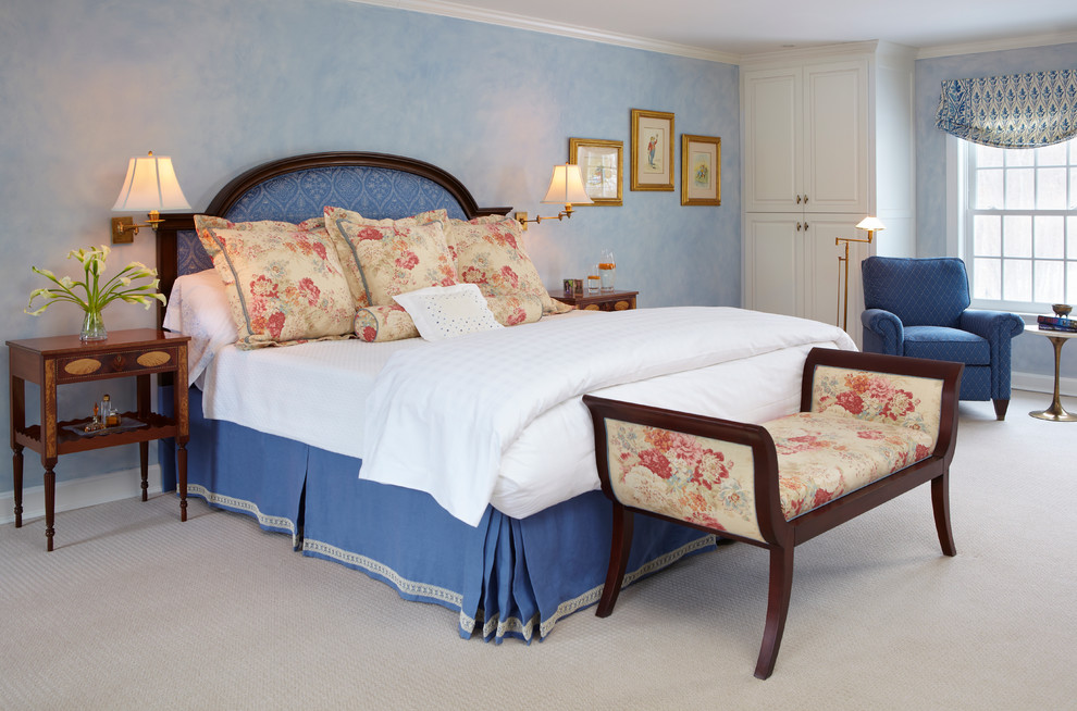 Klassisches Schlafzimmer mit blauer Wandfarbe und Teppichboden in Boston