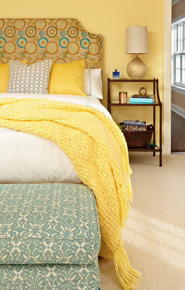 На фото: хозяйская спальня среднего размера в классическом стиле с желтыми стенами и ковровым покрытием без камина