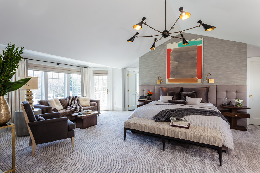 Klassisches Schlafzimmer mit grauer Wandfarbe und Teppichboden in New York
