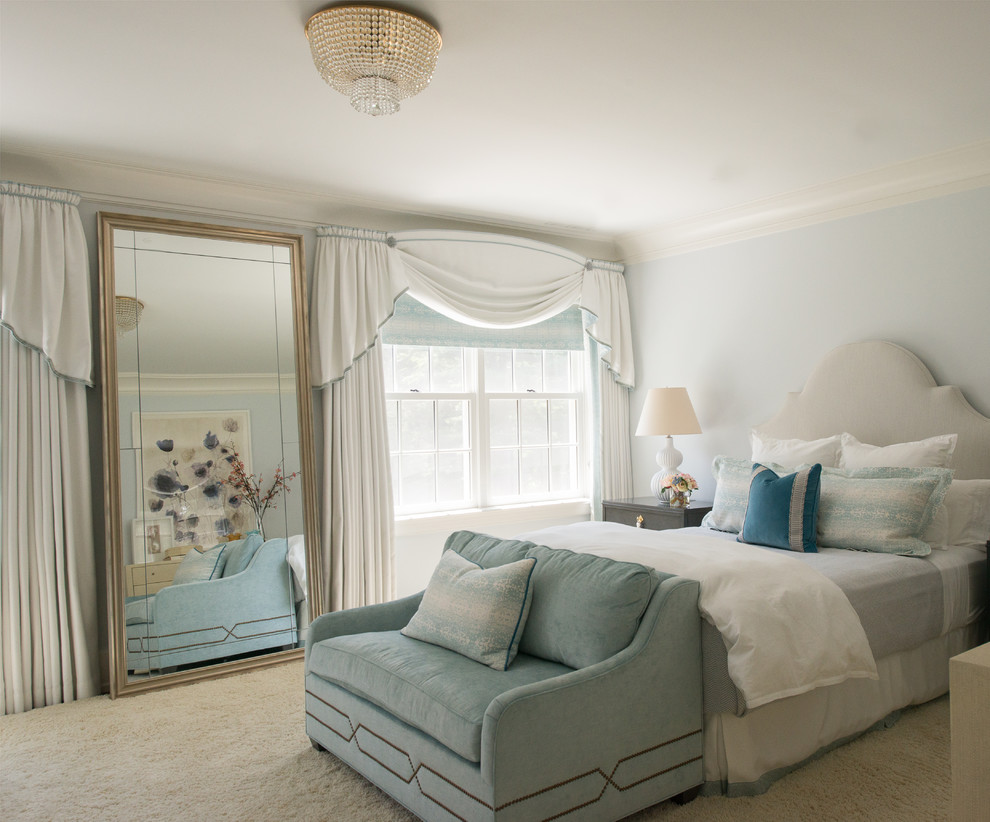 Foto de dormitorio principal tradicional renovado grande sin chimenea con paredes azules y moqueta