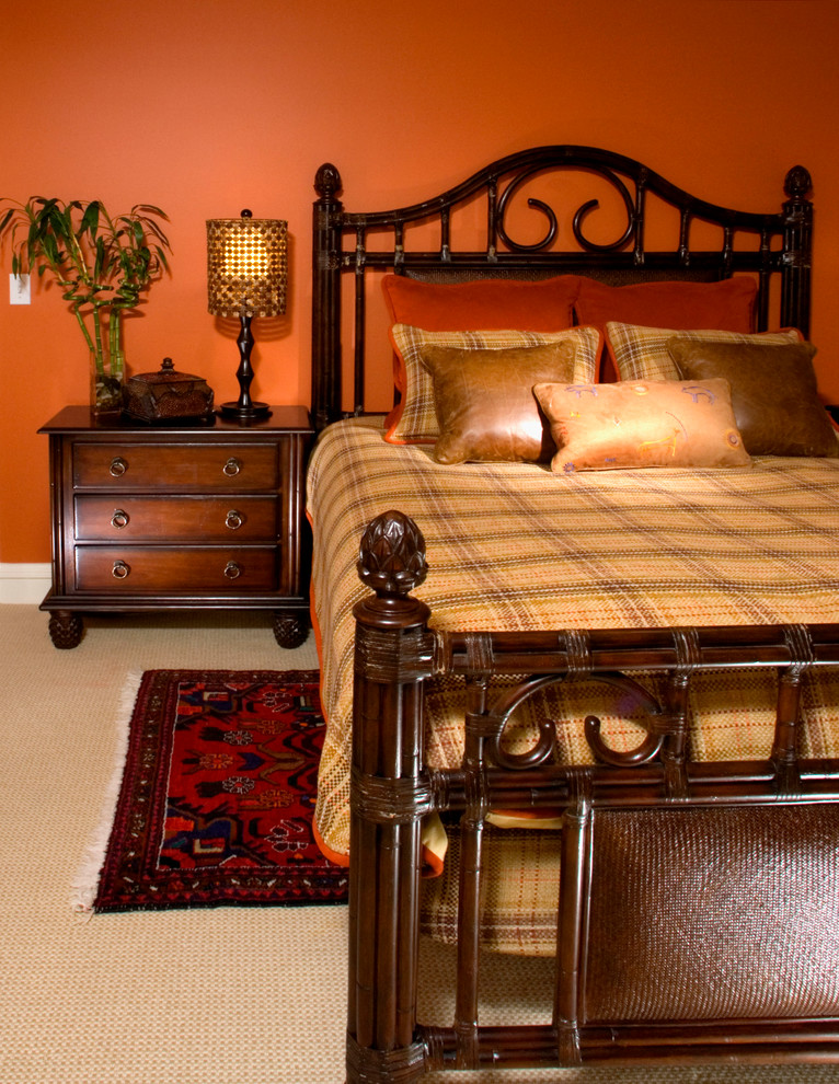 Ispirazione per una camera degli ospiti mediterranea di medie dimensioni con pareti arancioni, moquette e nessun camino