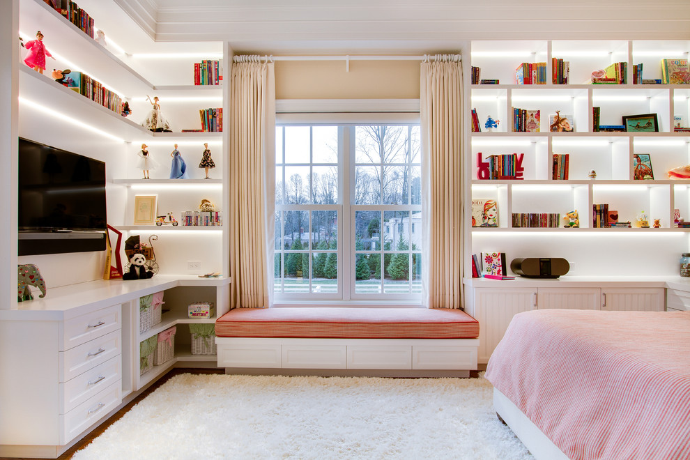 Foto di una camera da letto classica con pareti beige e parquet scuro