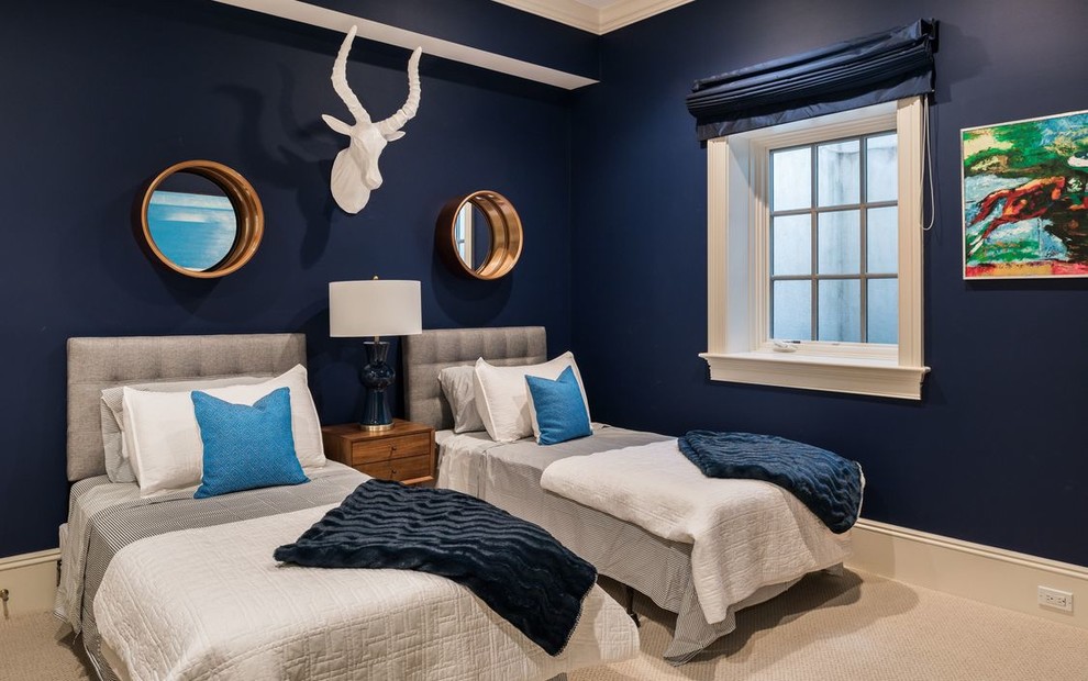 ニューヨークにある広いモダンスタイルのおしゃれな客用寝室 (青い壁、カーペット敷き、青い床)