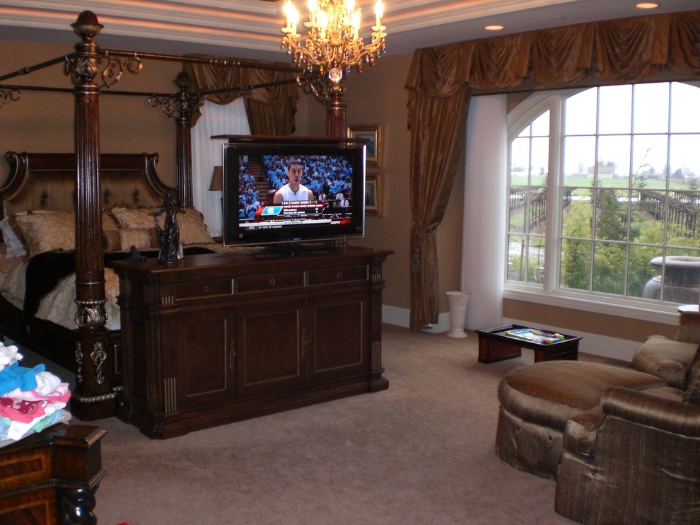 Стильный дизайн: большая хозяйская спальня в классическом стиле с телевизором - последний тренд