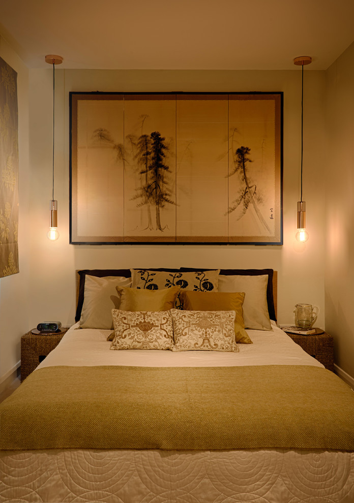 Idéer för att renovera ett litet orientaliskt sovrum, med beige väggar och heltäckningsmatta