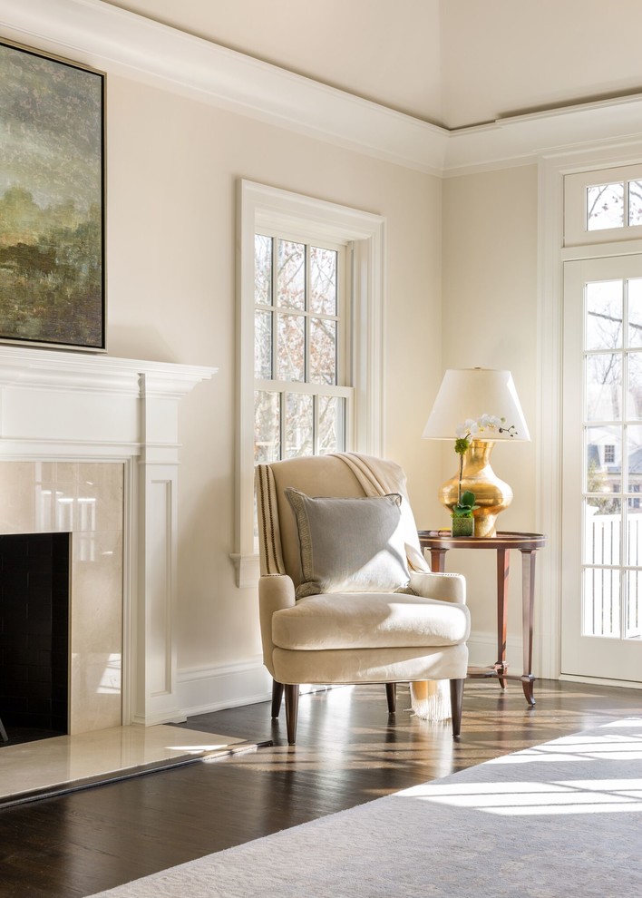 Cette image montre une grande chambre parentale design avec un mur beige, parquet foncé, une cheminée standard et un manteau de cheminée en carrelage.