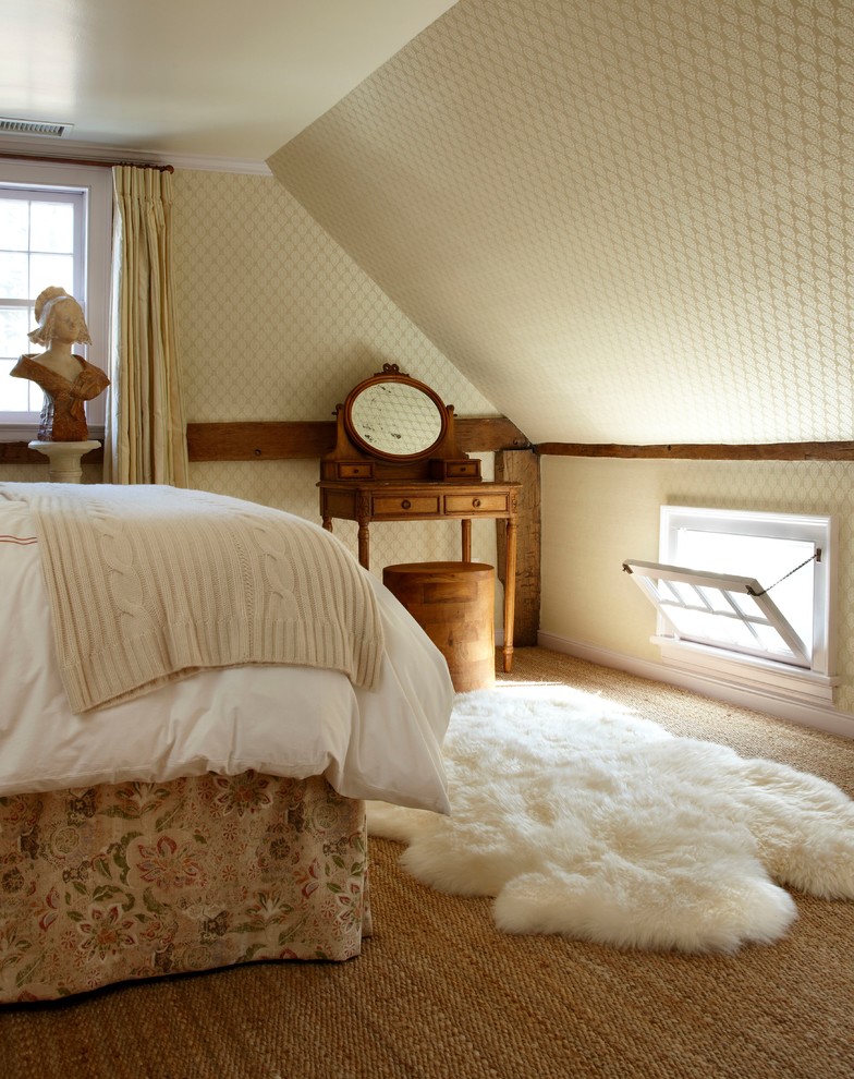 Landhausstil Hauptschlafzimmer mit beiger Wandfarbe und Teppichboden in New York