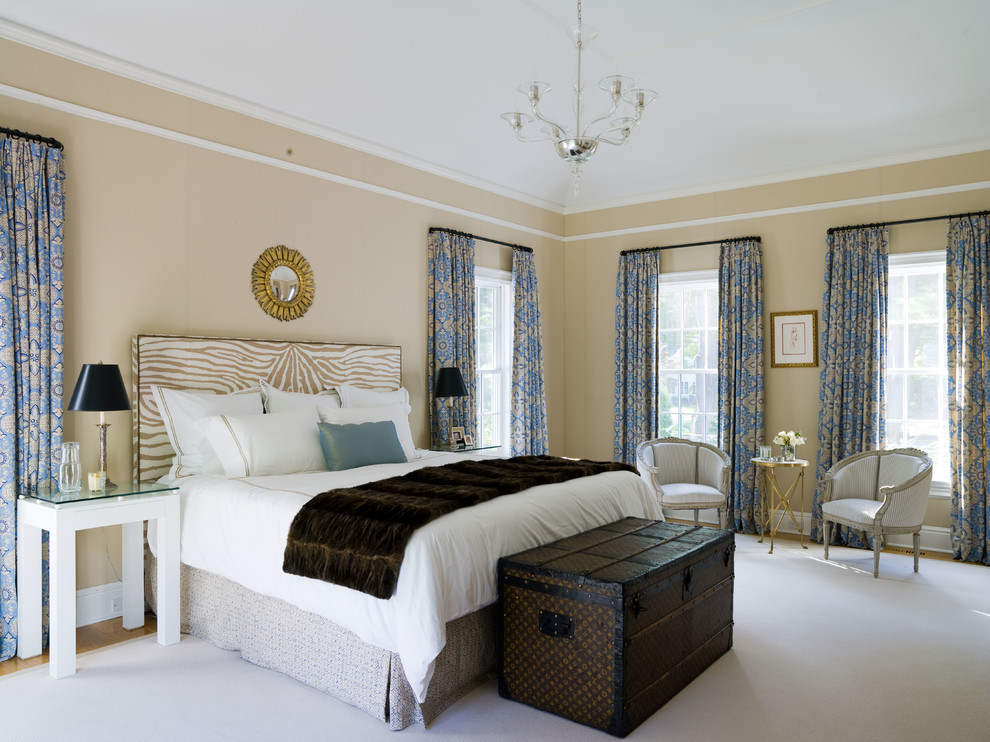 Идея дизайна: большая хозяйская спальня в классическом стиле с бежевыми стенами, ковровым покрытием и синими шторами