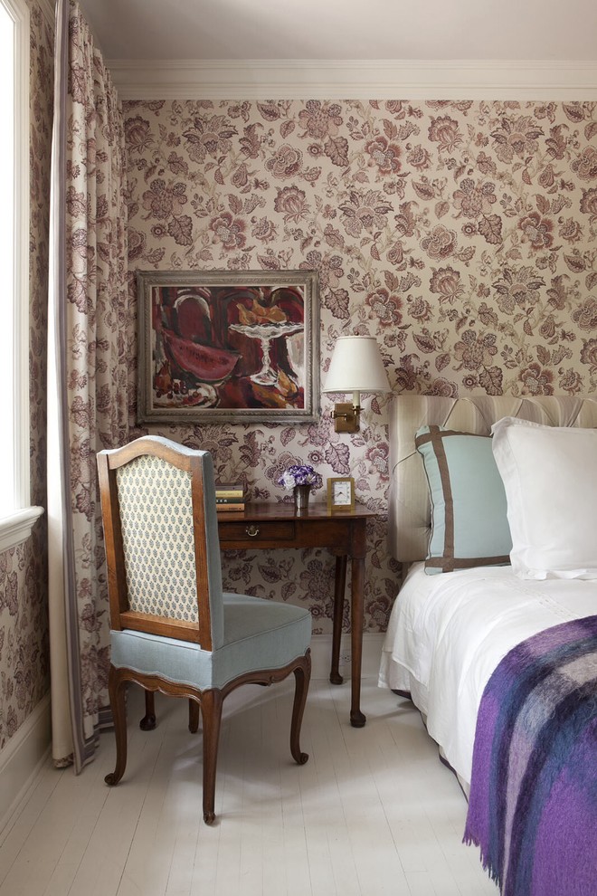 Foto på ett vintage sovrum, med flerfärgade väggar och målat trägolv