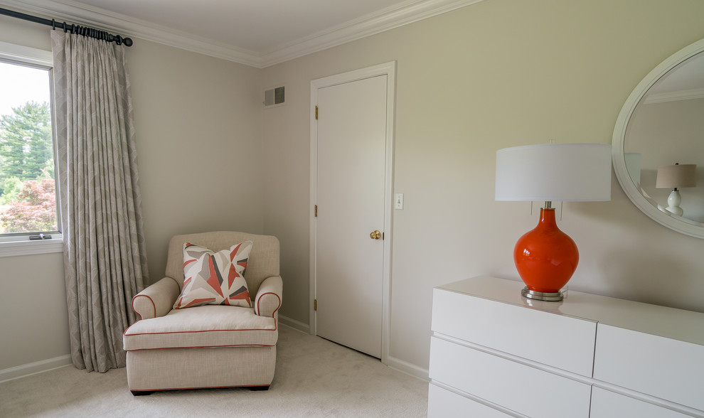 Imagen de habitación de invitados tradicional renovada de tamaño medio con paredes beige, moqueta y suelo beige