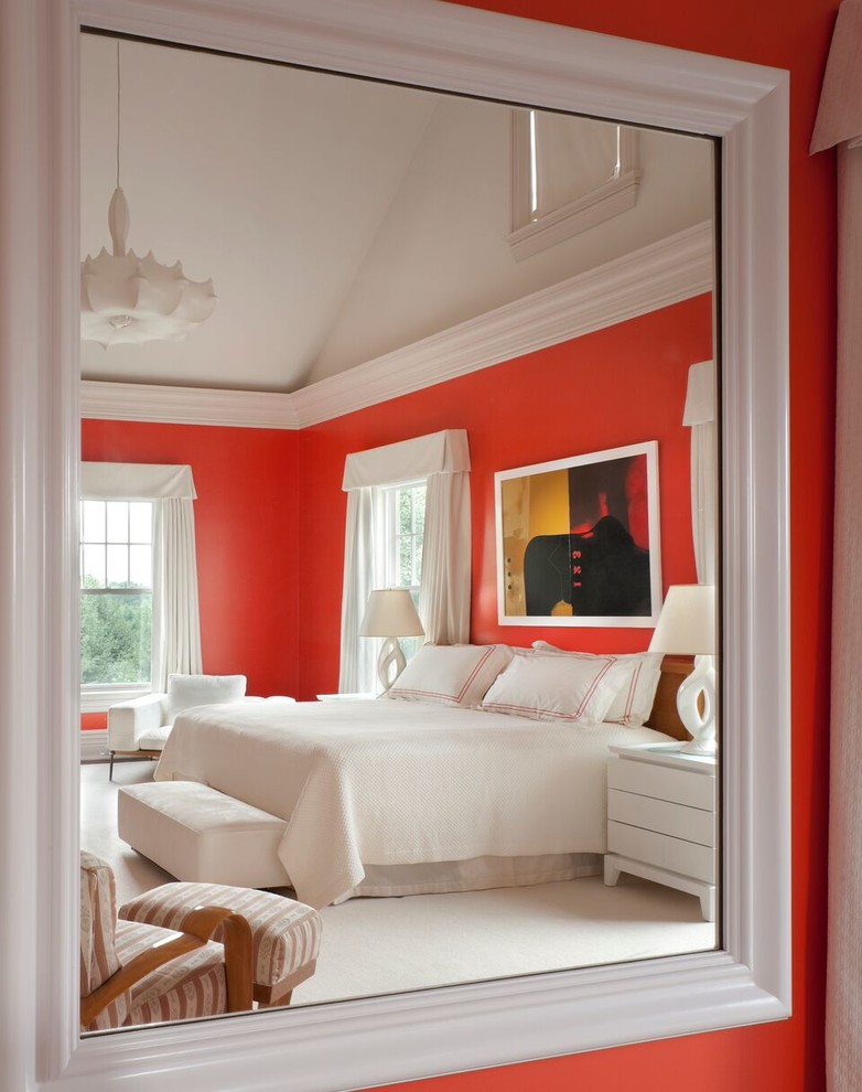 На фото: большая хозяйская спальня в классическом стиле с красными стенами и ковровым покрытием без камина