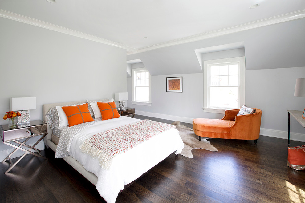На фото: гостевая спальня среднего размера, (комната для гостей) в стиле неоклассика (современная классика) с белыми стенами и темным паркетным полом