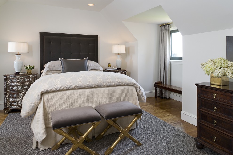 Modelo de dormitorio principal clásico renovado de tamaño medio sin chimenea con paredes blancas y suelo de madera clara