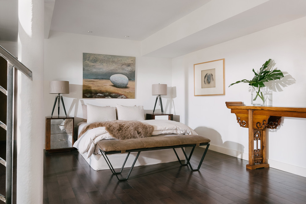 Mittelgroßes Modernes Hauptschlafzimmer ohne Kamin mit weißer Wandfarbe, dunklem Holzboden und braunem Boden in New York