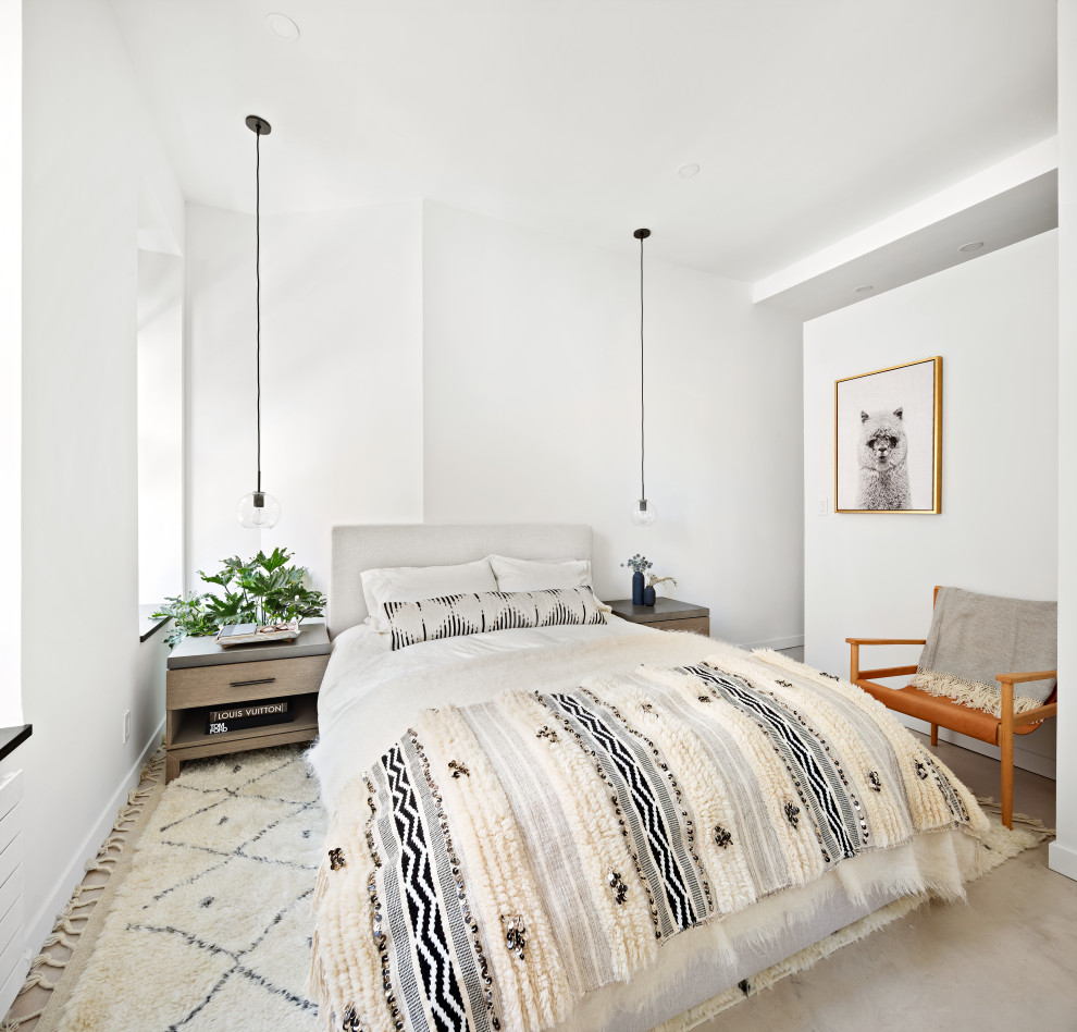 Aménagement d'une petite chambre parentale moderne avec un mur blanc, sol en béton ciré, aucune cheminée et un sol beige.