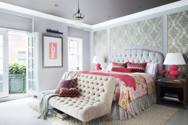 Свежая идея для дизайна: огромная хозяйская спальня в стиле фьюжн с серыми стенами и коричневым полом без камина - отличное фото интерьера