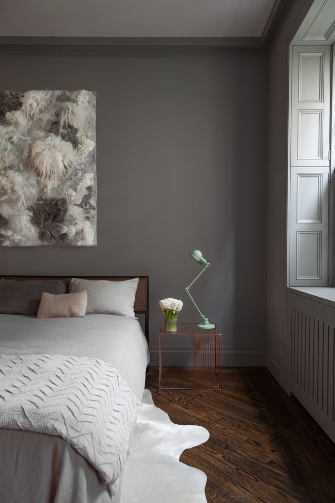 Свежая идея для дизайна: большая хозяйская спальня: освещение в современном стиле с серыми стенами, темным паркетным полом, стандартным камином и фасадом камина из камня - отличное фото интерьера