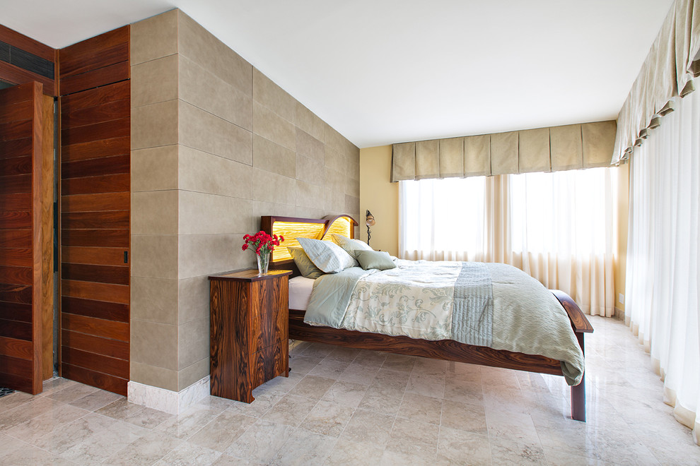 На фото: хозяйская спальня среднего размера в современном стиле с серыми стенами и мраморным полом без камина с