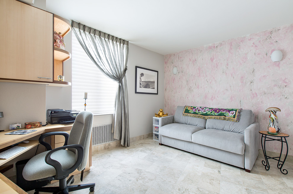 Mittelgroßes Modernes Gästezimmer ohne Kamin mit grauer Wandfarbe und Marmorboden in New York