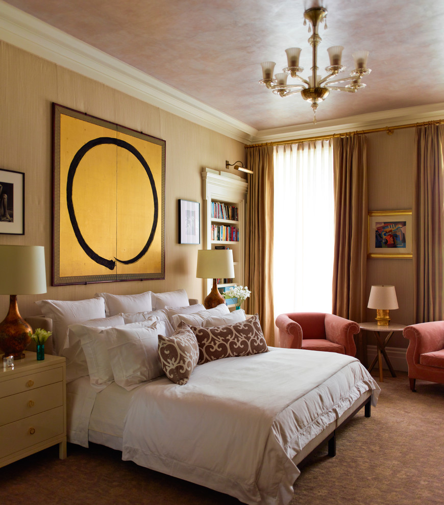 Идея дизайна: спальня в классическом стиле с желтыми стенами, ковровым покрытием и коричневым полом