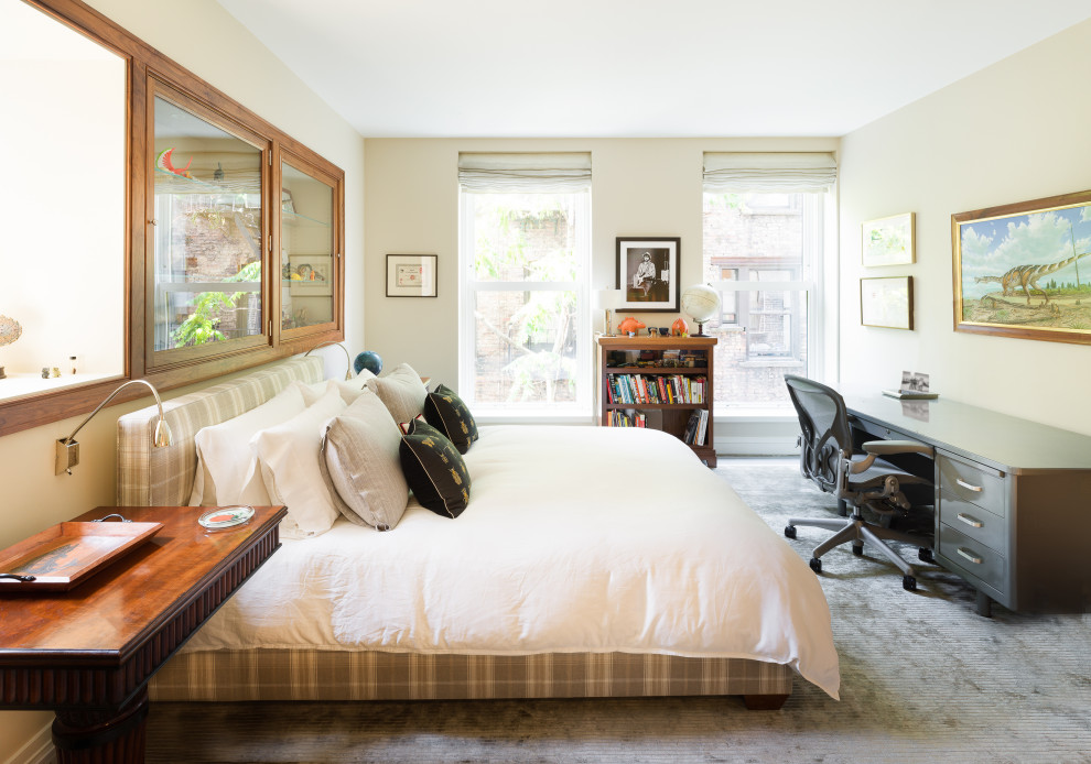 Modelo de dormitorio tradicional renovado grande con paredes beige, moqueta y suelo gris