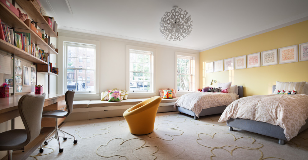 Источник вдохновения для домашнего уюта: спальня в стиле модернизм с разноцветными стенами