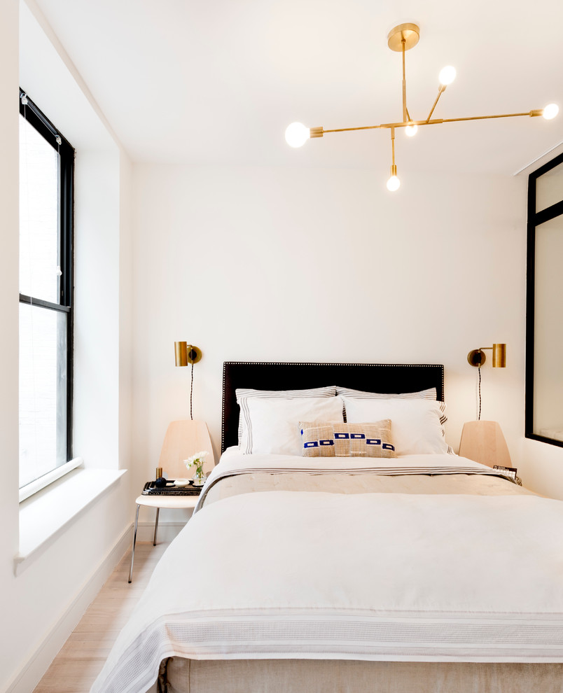 ニューヨークにある小さなモダンスタイルのおしゃれな主寝室 (白い壁、淡色無垢フローリング、暖炉なし)