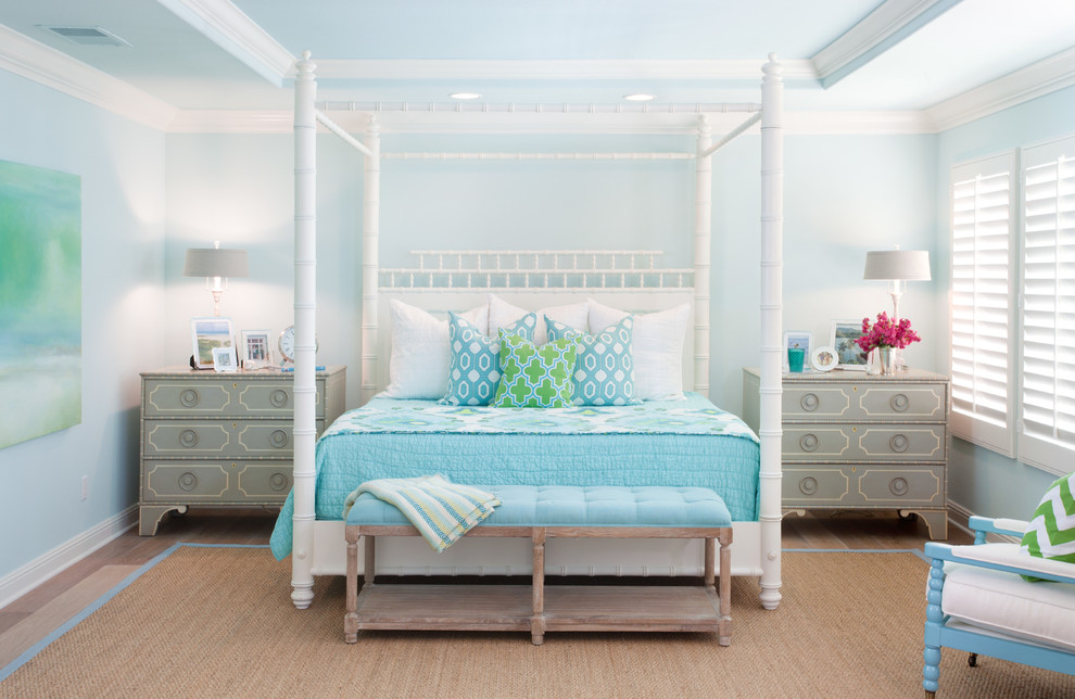 Immagine di una camera da letto costiera con pareti blu e parquet scuro