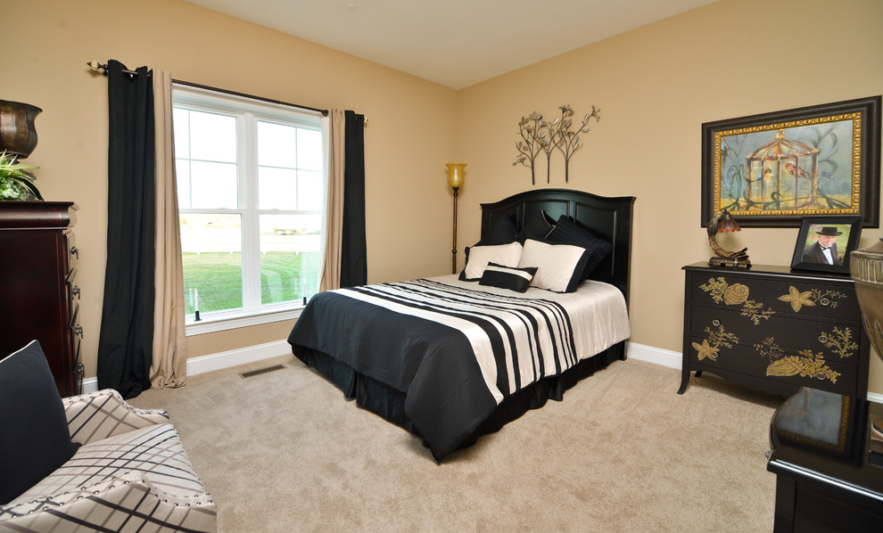 Ejemplo de habitación de invitados de estilo americano de tamaño medio sin chimenea con paredes beige y moqueta