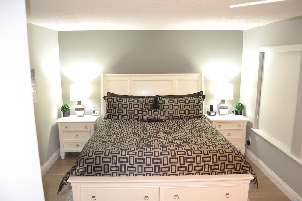 Inspiration pour une petite chambre d'amis minimaliste avec un mur gris et parquet clair.