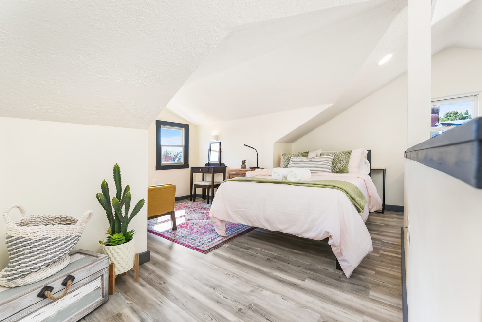 Ejemplo de habitación de invitados de estilo americano pequeña sin chimenea con paredes blancas y suelo gris