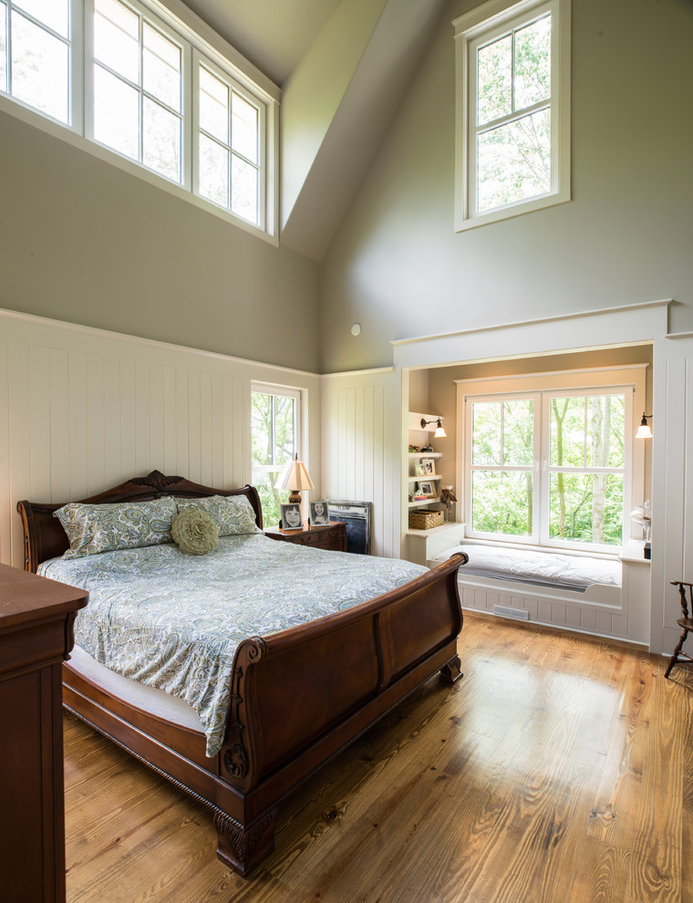 Cette photo montre une chambre chic avec un mur gris et un sol en bois brun.