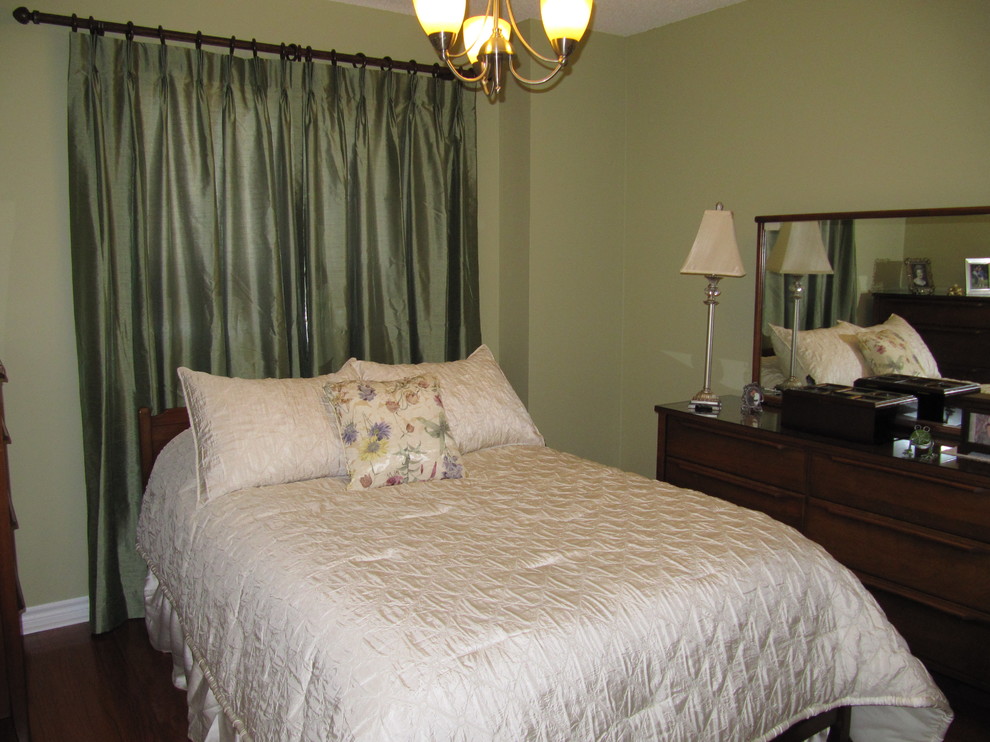 Foto på ett vintage sovrum, med gröna väggar