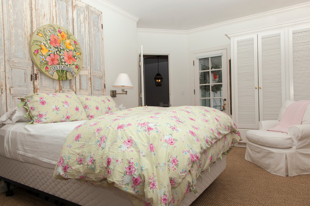 Свежая идея для дизайна: спальня в классическом стиле с белыми стенами и ковровым покрытием - отличное фото интерьера
