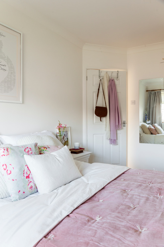 Kleines Landhausstil Hauptschlafzimmer ohne Kamin mit weißer Wandfarbe und Teppichboden in London