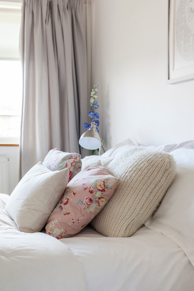 ロンドンにある小さなカントリー風のおしゃれな主寝室 (白い壁、カーペット敷き、暖炉なし) のインテリア