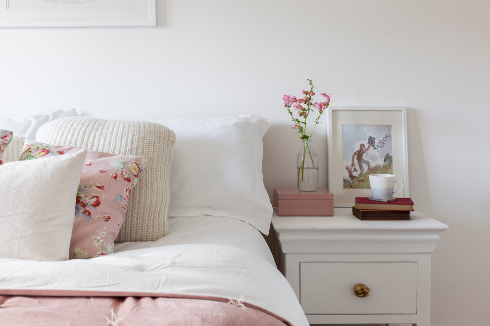 Cette photo montre une petite chambre grise et rose romantique avec un mur blanc.
